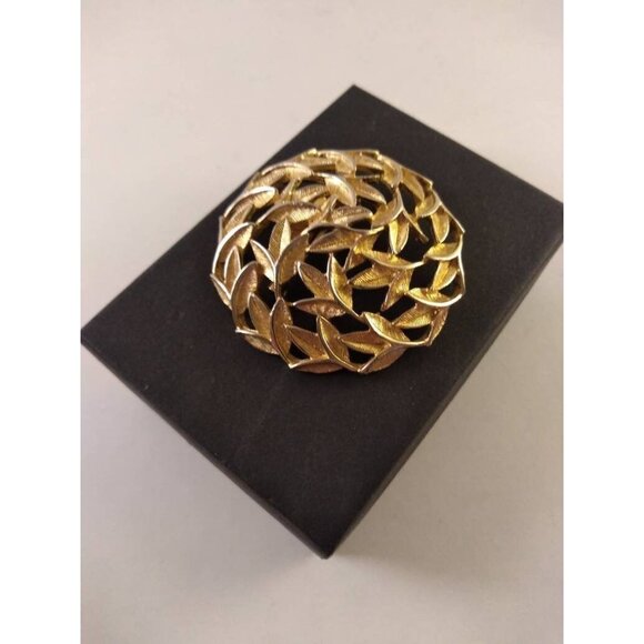 Vintage Gold-Tone Swirl Leaf Wreath Brooch Pin Circle Domed Filigree Textured - Picture 3 of 8
